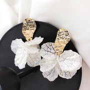 Elegant floral dangle earring